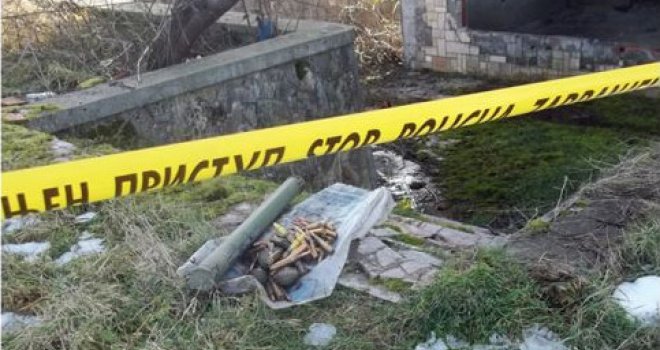 U Živinicama pored puta pronađeni ručni raketni bacač, bombe i municija