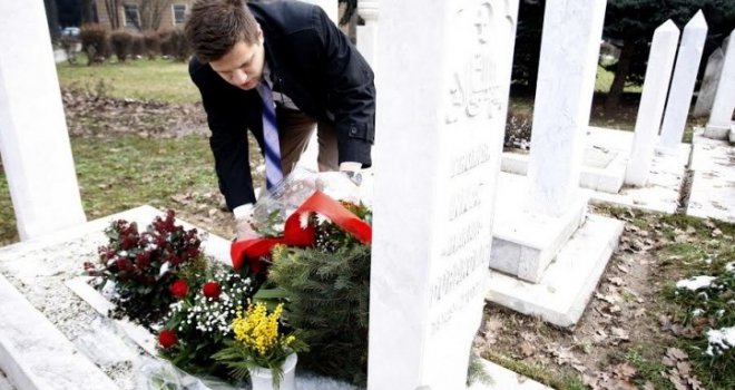 Delegacija SDP BiH položila cvijeće na mezar Nijaza Durakovića 