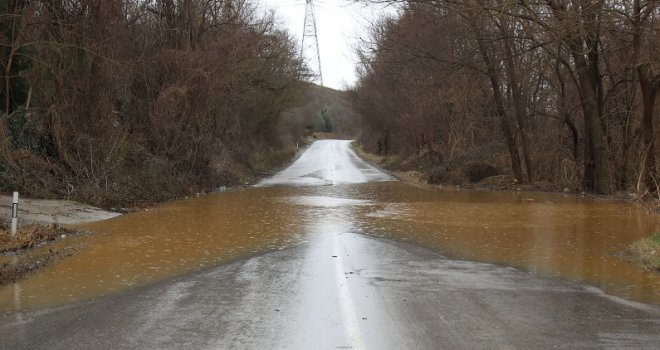 Stanje u saobraćaju: Mokre i skliske ceste, odroni vrebaju na putu