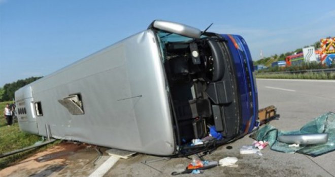 Sudarili se autobus i automobil na putu Tuzla-Doboj, povrijeđene četiri osobe