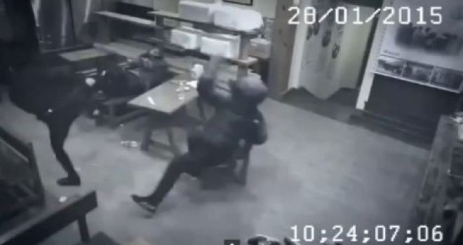 Hrabra djevojka bez problema namlatila trojicu siledžija u restoranu