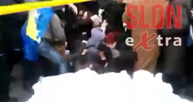 Mučni prizori na ulicama Tuzle: Pogledajte kako je izgledalo naguravanje radnika i policije!