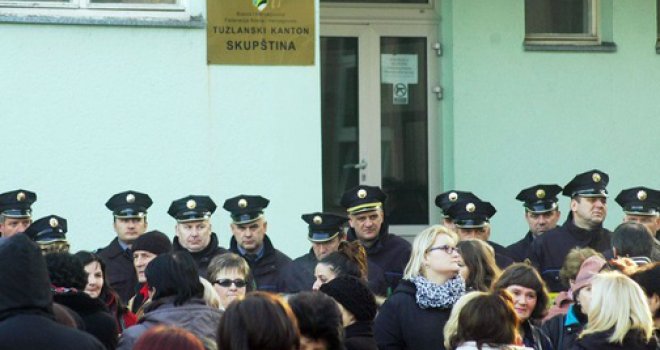 Ni danas nema dogovora između ogorčenih radnika fabrike obuće Aida i Vlade TK