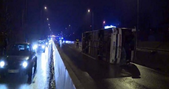 U sudaru autobusa i automobila poginula jedna osoba