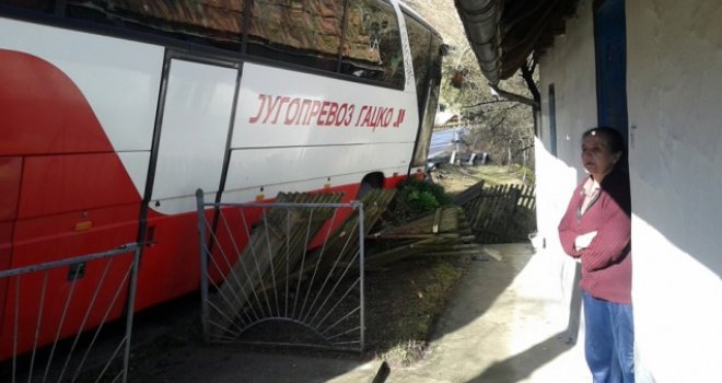 Autobus sletio s puta i uletio u dvorište:  'Izvalio je stubove, malo je falilo da udari u kuću, da nas skroz zgnjavi'