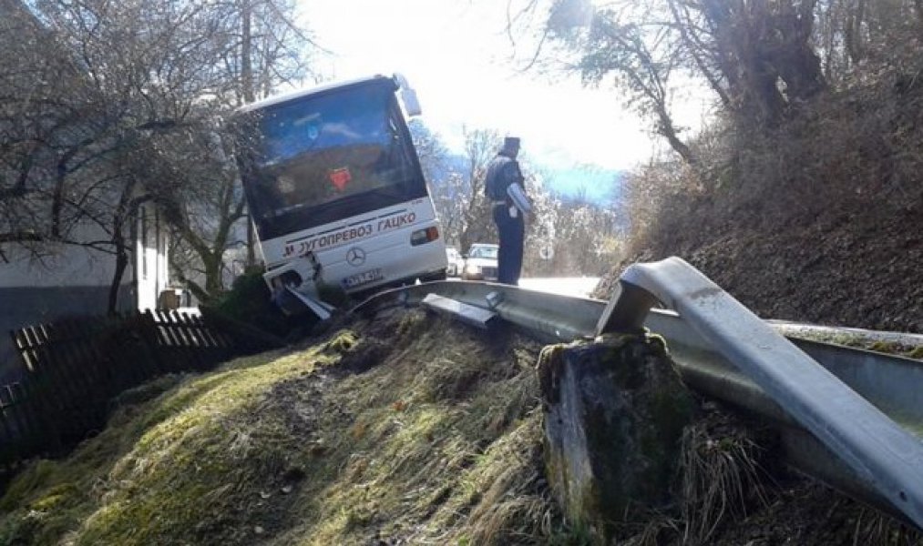autobus-sletio-s-puta-foca1
