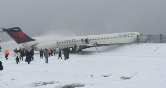 Putnički avion sletio s piste u New Yorku