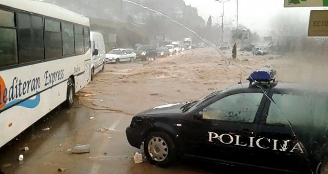 Veliko nevrijeme zahvatilo i Crnu Goru, gradovi pod vodom