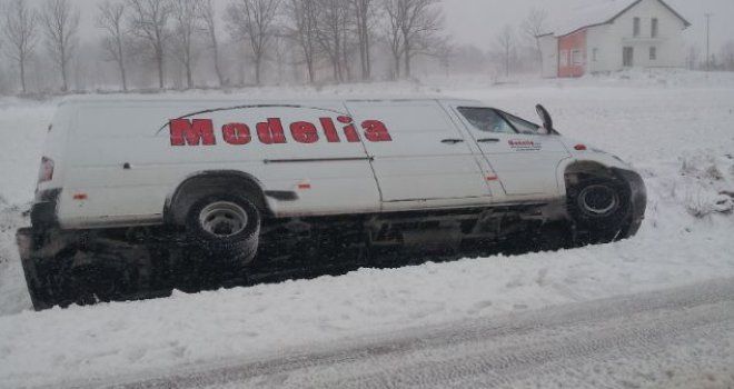 Jaka bura prevrnula autobus i kombi u Tomislavgradu