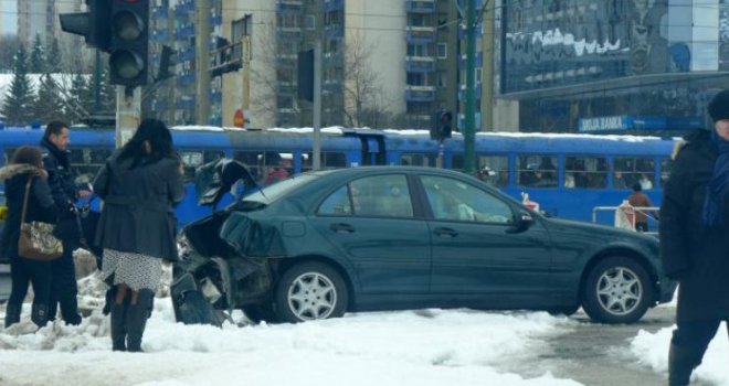 Lančani sudar na Alipašinom Polju: U udesu četiri vozila tri osobe povrijeđene