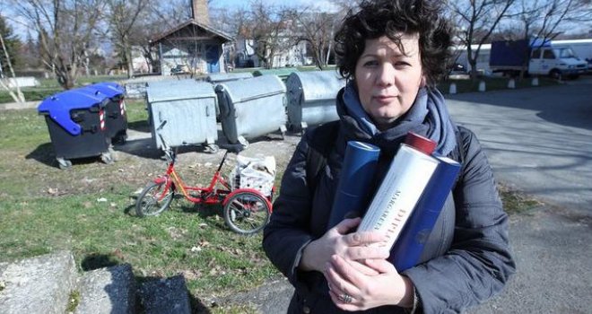 Banjalučanka živi od kopanja po smeću, ima četiri diplome: Hoćete li ih kupiti?