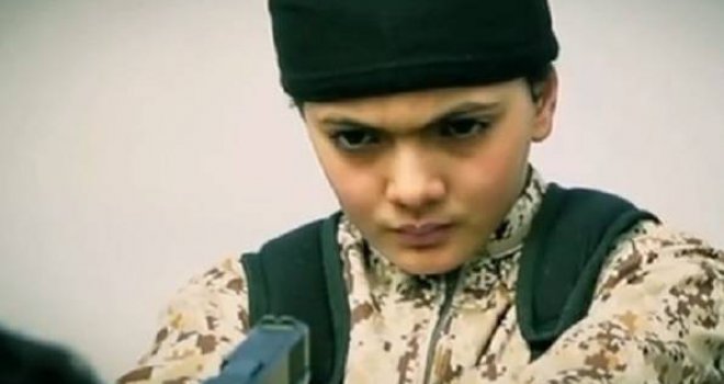 Učenici prepoznali svoga kolegu, dječaka koji ubija zatočenika Islamske države