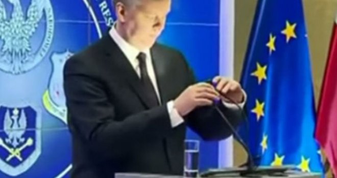 Poljski ministar izašao za govornicu, htio namjestiti mikrofon, a onda se potpuno izblamirao...