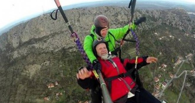 90-godišnjak u Ljubuškom skočio s paragliderom i našalio se: 'Sad mi roditelji to ne brane!'