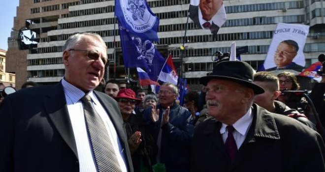 Šešelj kroz zapaljene zastave: Gađajte NATO vojnike kamenjem, jajima i trulim paradajzom!