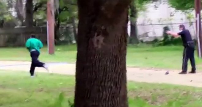Policajci u SAD-u laki na obaraču: Zbog neispravnog svjetla čovjeku u leđa ispalio osam metaka!