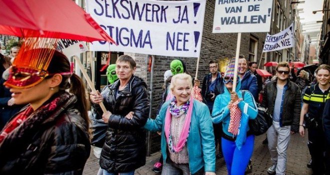 Prostitutke protestovale u čuvenoj Crvenoj četvrti: Ne zatvarajte nam izloge!