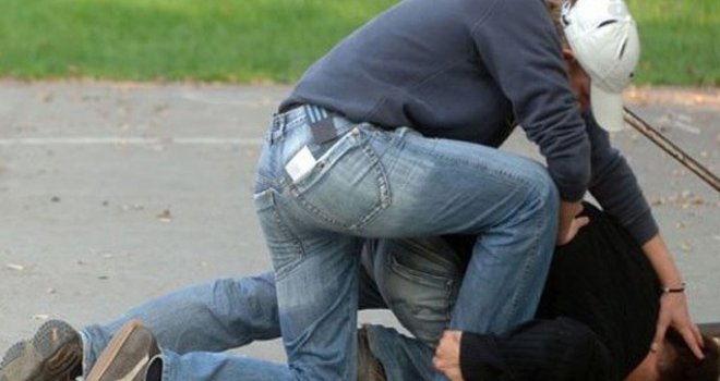 Dvojica mladića pretukli 17-godišnjaka, ljekari mu se bore za život