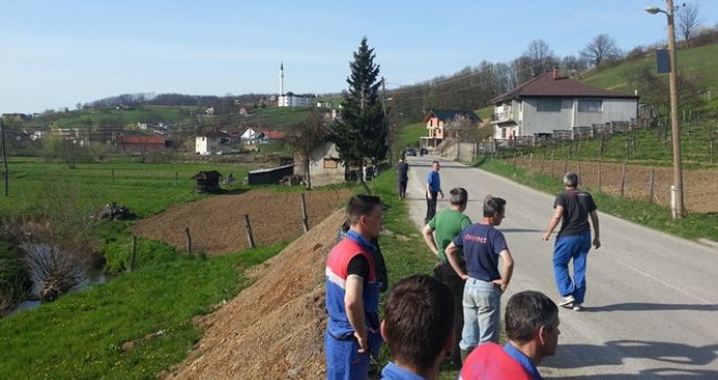 Tragedija u Bužimu: Trkali se automobilima i zgazili 7-godišnje dijete