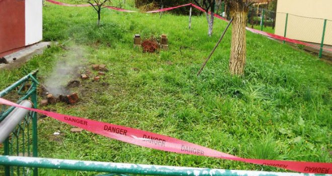 Vrela voda izvire iz zemlje: Neobična pojava uznemirila Tuzlake