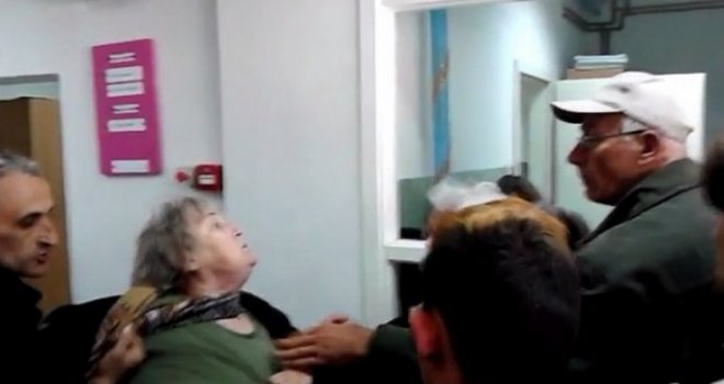 Potukle se penzionerke: Pogledajte grebanje u redu za predaju zdravstvenih knjižica!