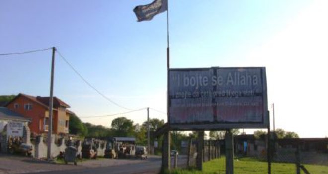 Na ulazu u Tuzlu vijore se zastave militanata: 'I bojte se Allaha!'