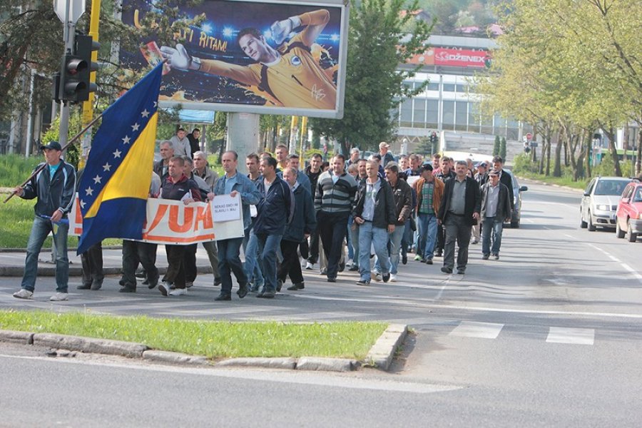 radnici-politicarima-poklonili-janje-1
