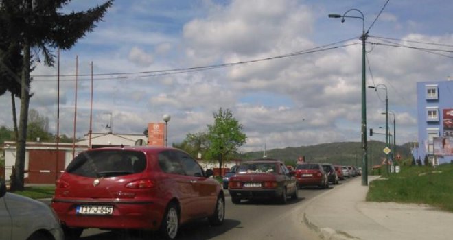 Svi idu iz grada: Kilometarske kolone vozila kroz Vogošću