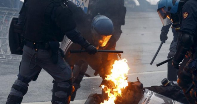 Haos u Milanu: Demonstranti palili automobile i napali policajce!