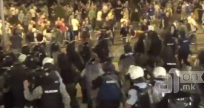 Haos u Skoplju: Stradalo najmanje 19 osoba, razbijeni prozori na zgradi Vlade, uništena policijska vozila...