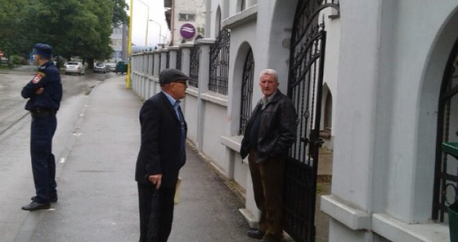 MUP RS-a uz kamere RTRS-a dočekao vjernike pred džamijom u Vlasenici