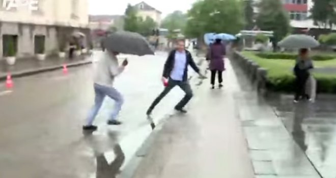 Rat kišobranima: Pogledajte napad na novinarsku ekipu Face TV-a!