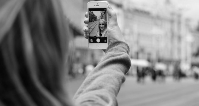 Još jedna selfie tragedija: Htjela se slikati, ali se upucala u glavu!
