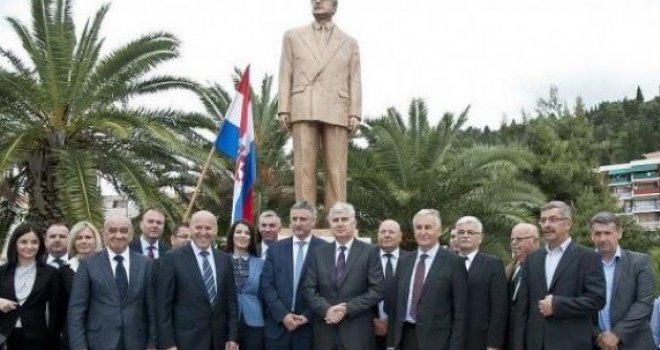 Karamarko otkrio spomenik, Čović položio svijeću, a sve uz zvonjavu zvona i povik 'Ustani, Franjo!'