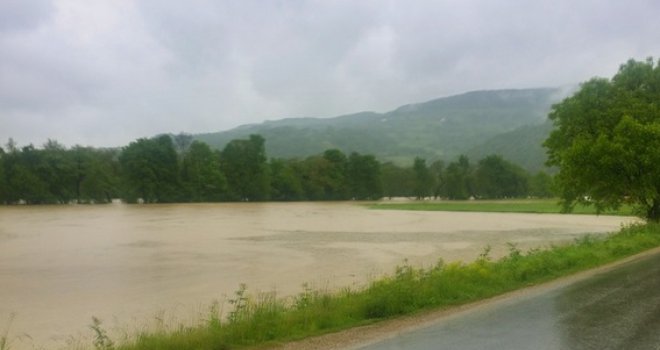 Zbog poplava obustavljen saobraćaj na putu Doboj-Modriča