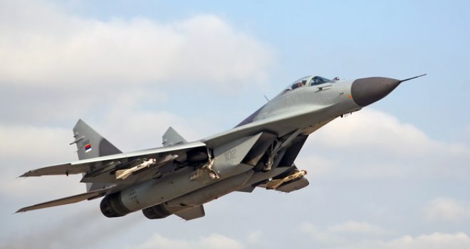 Ruski vojni avion se srušio, piloti se katapultirali!