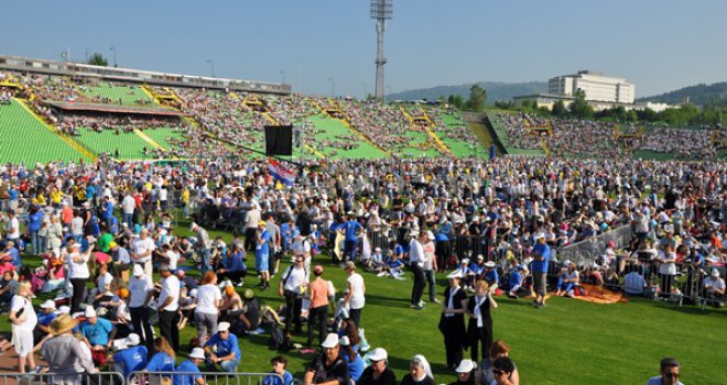 Hiljade vjernika ispunilo stadion Koševo očekujući papu