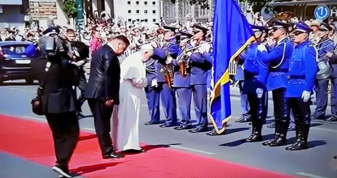 Papin naklon zastavi države BiH izazvao buru oduševljenja građana