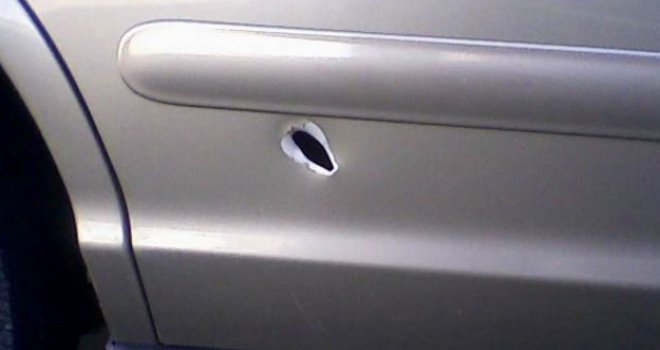 Pokušaj ubistva u Šamcu: Rafalom pucao na automobil pun putnika