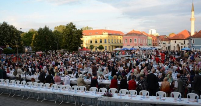 Grandiozni iftar  u centru grada: Turci nahranili hiljade Tuzlaka 