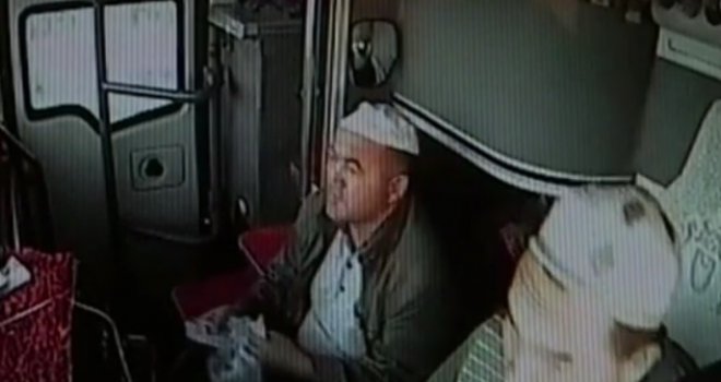 Šokantna snimka: Vozač autobusa umro za volanom, suvozač spasio putnike