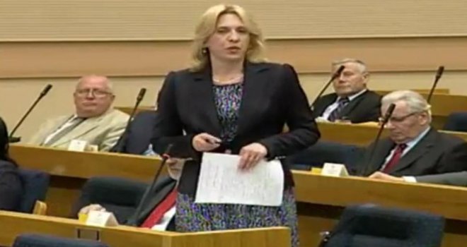Pričali ste o mojim nogama, kad ih treba zagledati, a kada ne...