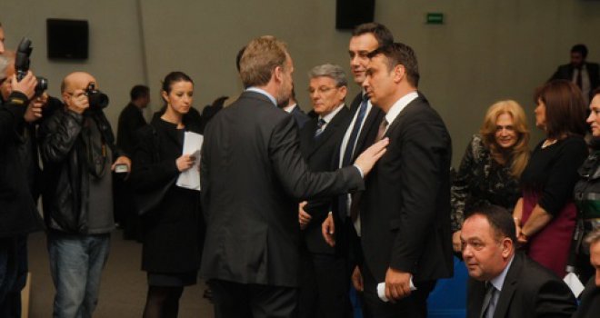 Svađa u Klubu državnih zastupnika SDA: Sarajlić davio Ahmetovića!