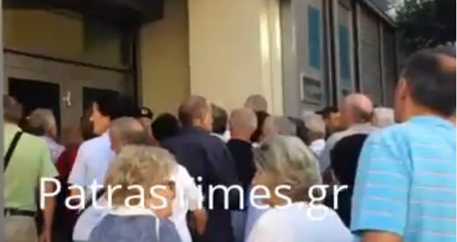 Haos u Atini: Na ulicama tuče penzionera i bankara, vrištanje, psovke i padanje u nesvijest...