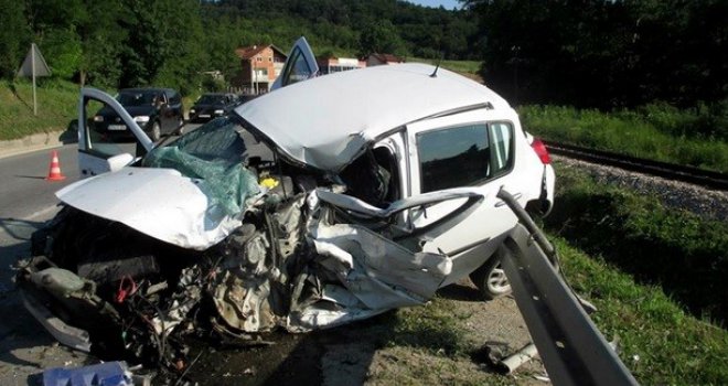 U stravičnom sudaru automobila i MAN kamiona  poginula jedna osoba