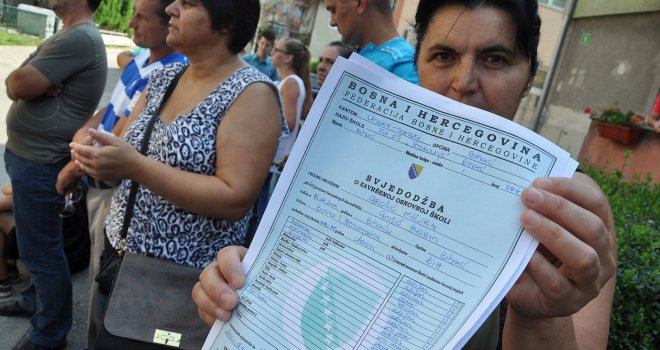 Ogorčeni roditelji u Bihaću: Ni djecu nam ne daju upisati u školu, neka idu van iz BiH!