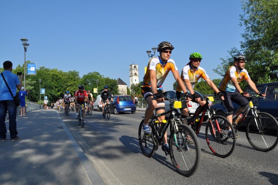 biciklisticki-ultramaraton-krenuo-iz-bihaca-za-srebrenicu-2015-1
