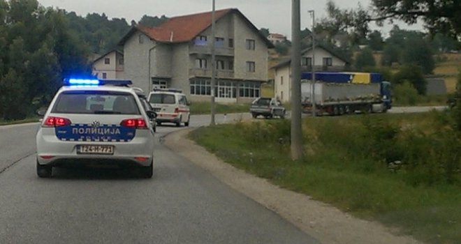 Sramoto ponašanje: Muškarac udarao po kamionu sa tabutima i psovao