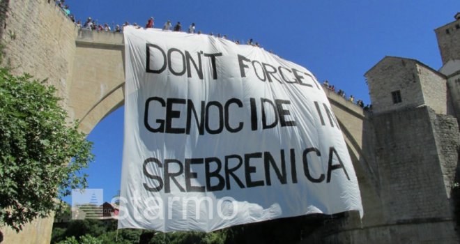 Sa Starog mosta u Mostaru danas u 11:07 izveden skok bez aplauza za žrtve Srebrenice