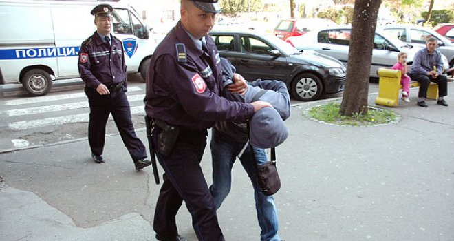 Uhapšen Edin Hadžihajdić: Lijepio plakate s fotografijom Ratka Mladića